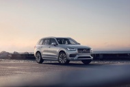 Volvo XC90 2021 модельного года в обновленной базовой комплектации с расширенным пакетом опций доступен для предварительного заказа