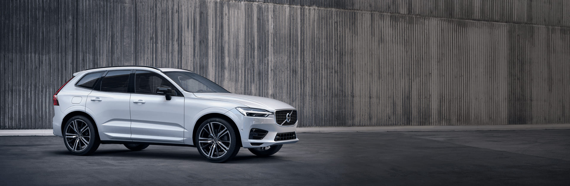 Внедорожник Volvo XC60 T8 Plug-In Hybrid с гибридным двигателем - цены и  характеристики | официальный дилер VOLVO BorisHof в России