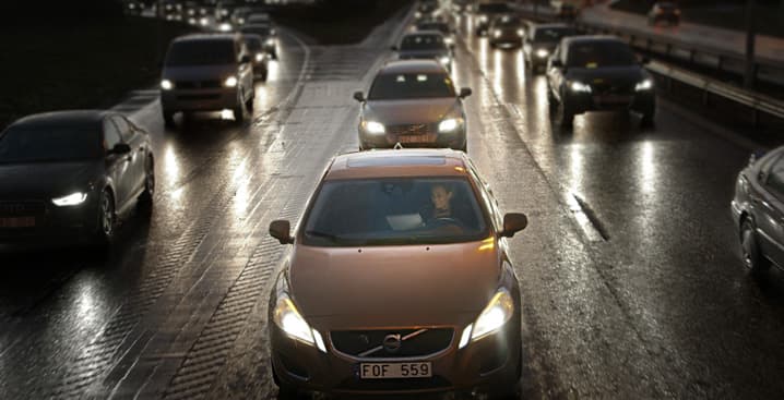 Volvo Cars представляет уникальное системное решение для использования автомобилей с автономным управлением на обычных дорогах. Volvo Cars представляет уникальное системное решение для использования автомобилей с автономным управлением на обычных дорогах.