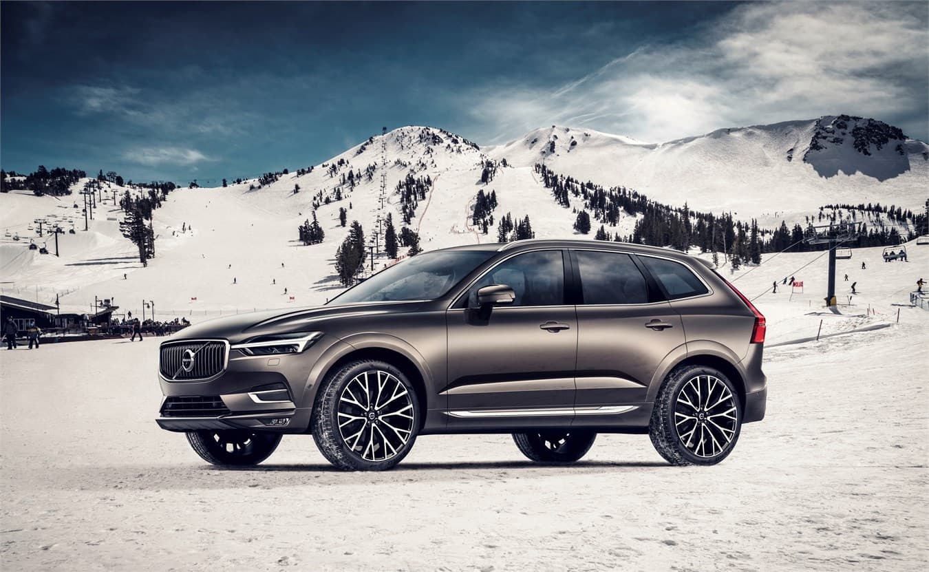 внедорожник volvo в снежных горах