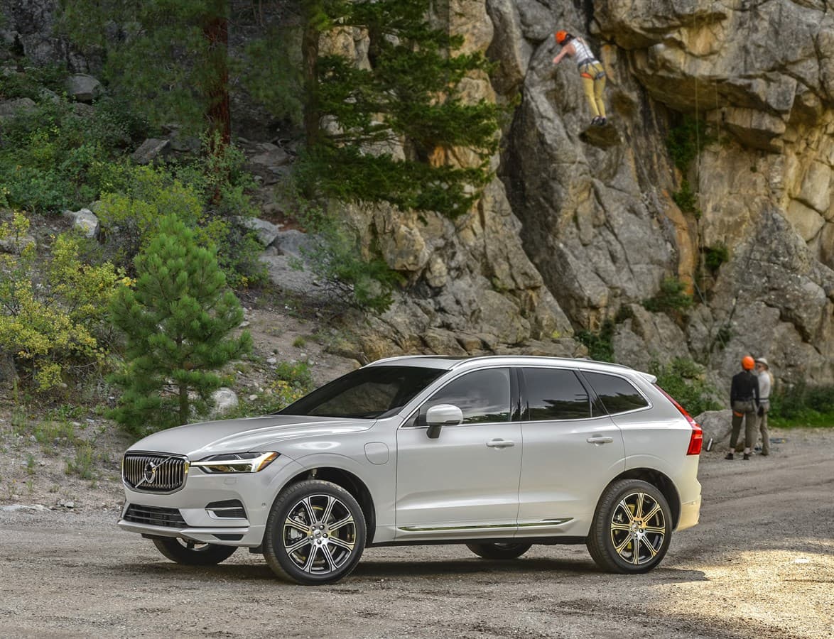 внедорожник volvo летом в горах