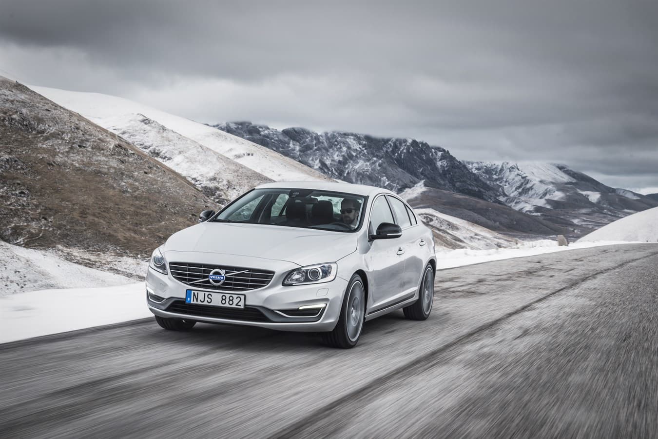 Volvo седан вид сбоку