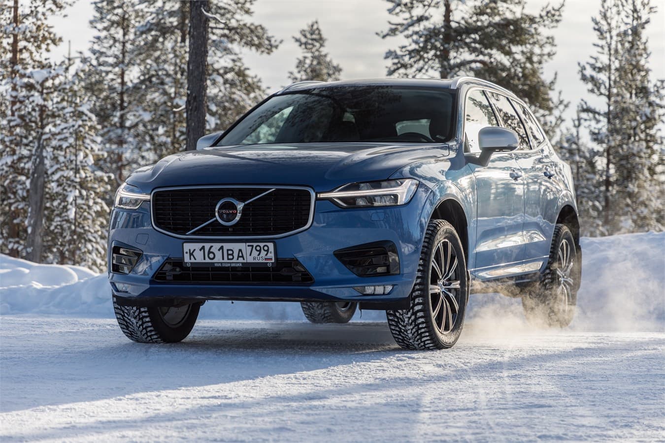 синий Volvo XC60 вид спереди