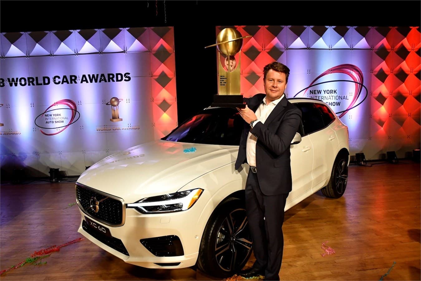 Volvo XC60 вид сбоку' title=