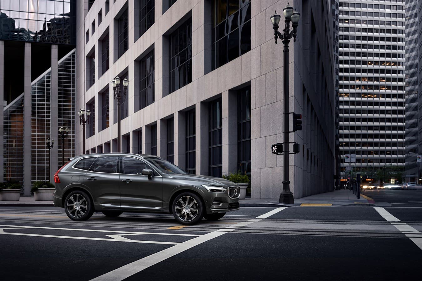 Volvo XC60 вид сбоку